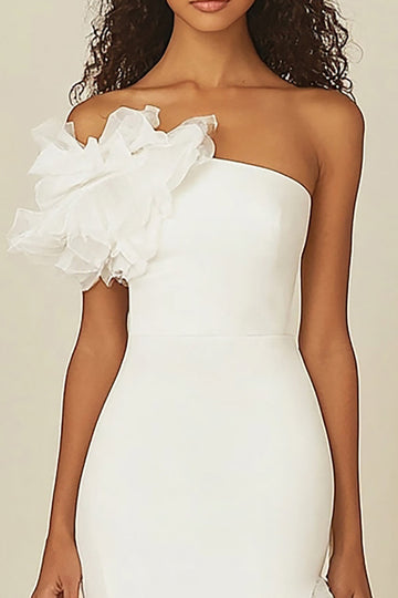 Robe blanche de graduation fourreau à une épaule avec volants